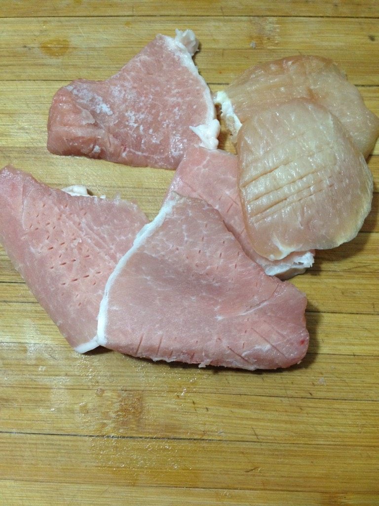 炸猪排,如图里脊肉用刀背轻轻颠几下,为了腌制入味