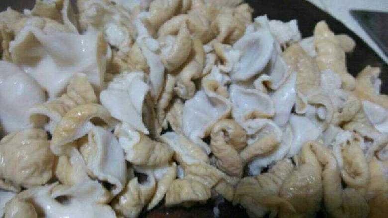 干煸肥肠,捞出来切小