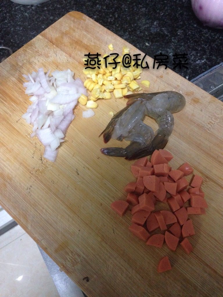 酥皮玉米浓汤,如图将食材洗净,切丁,备用。