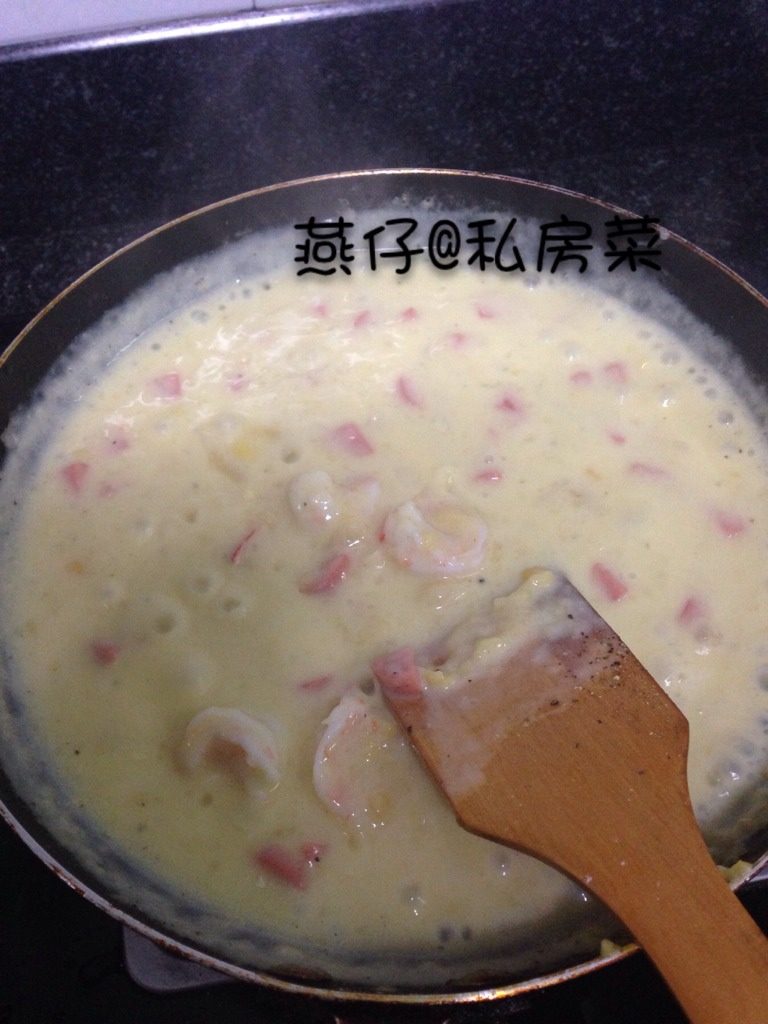 酥皮玉米浓汤,如图之后加入食材搅拌后加入适量盐,黑胡椒,煮熟即可。