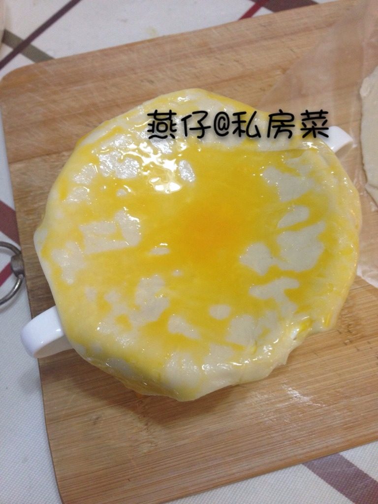 酥皮玉米浓汤,如图飞饼皮切成四方行,盖在浓汤杯上,再涂上蛋黄液。