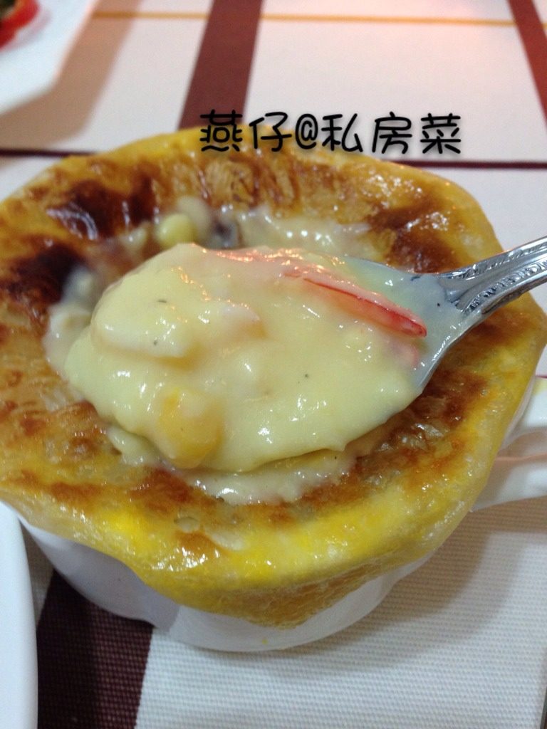 酥皮玉米浓汤,如图放入微波炉烧烤档,烤8分钟,即可。