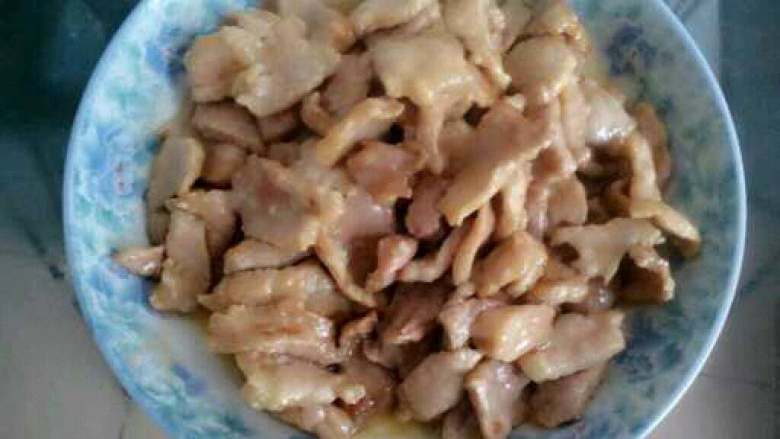 自制【青椒炒肉】,忘记拍炒肉的图了,锅里放适量油把腌制好的肉倒进去变色够盛出。