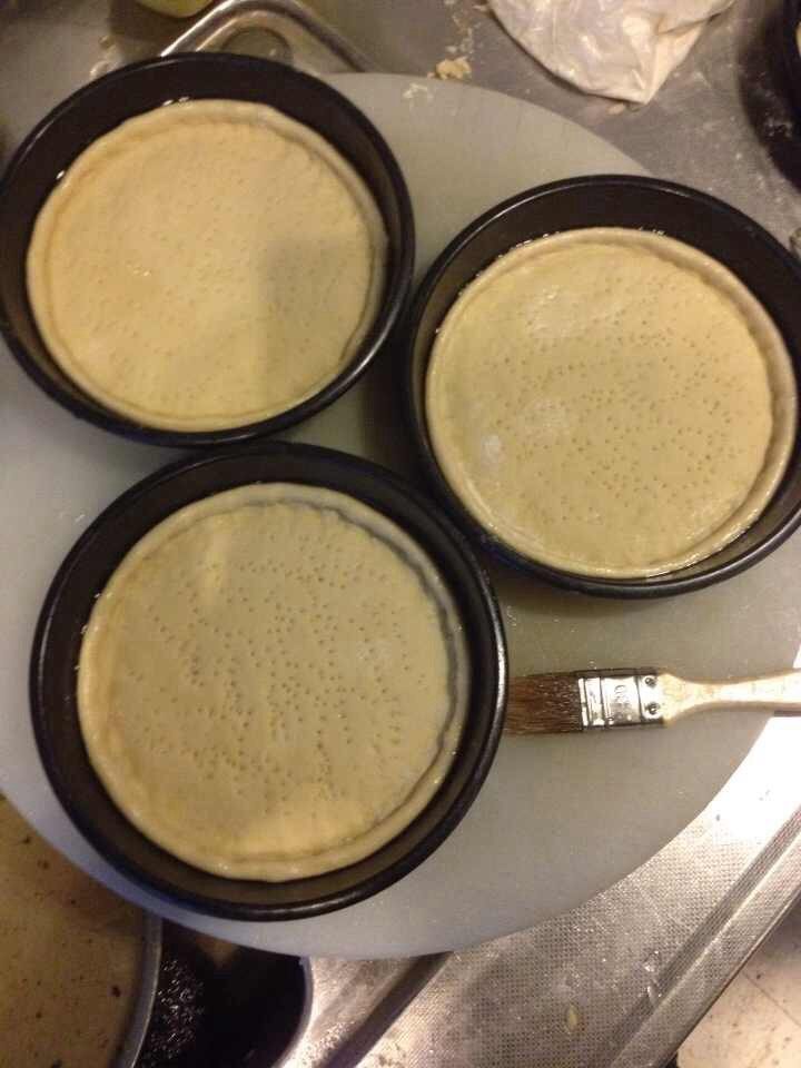 自己动手做披萨,如图根据烤盘大小来分面饼,本人用的是8寸盘,220g左右,在盘底刷上一层油,垒边,准备第一烘烤。