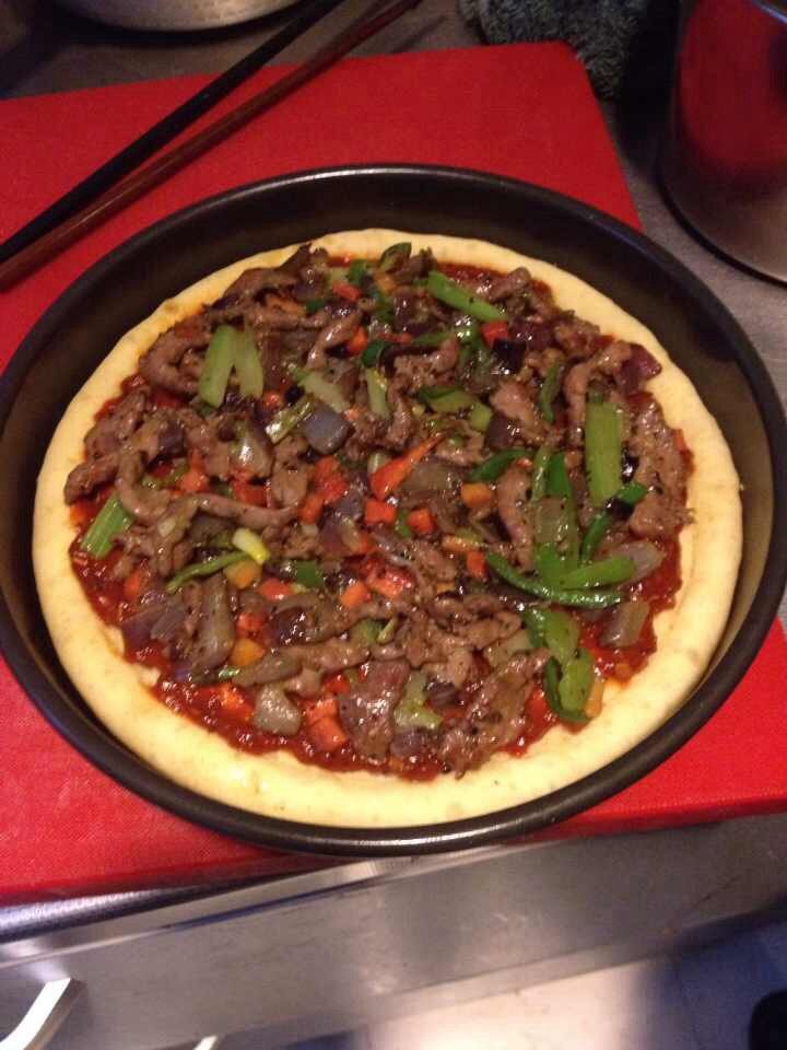 自己动手做披萨,如图做好的面饼放上自己喜欢吃的各种配料吧!要刷pizza酱哦,超市都有卖的,本人这个秘制。