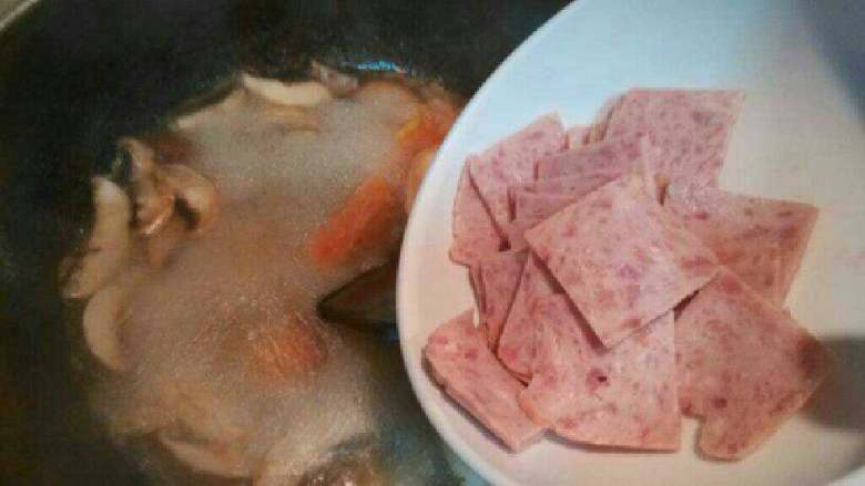 蘑菇三鲜汤,水开后加入午餐肉