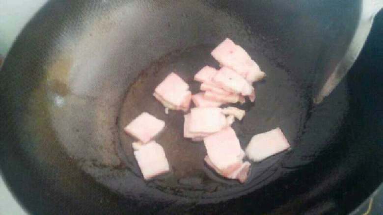 自制【香煎土豆】,锅里炒土豆还剩下的有,把肉放进去炒。