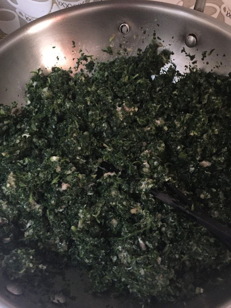荠菜馅大包子,拌入肉泥加盐、香油,不要太干