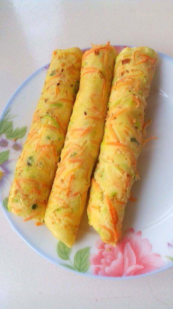 蔬菜营养饼,两分钟后翻个，继续加热一分钟。取出卷起来，就好，吃到嘴里，香极了！