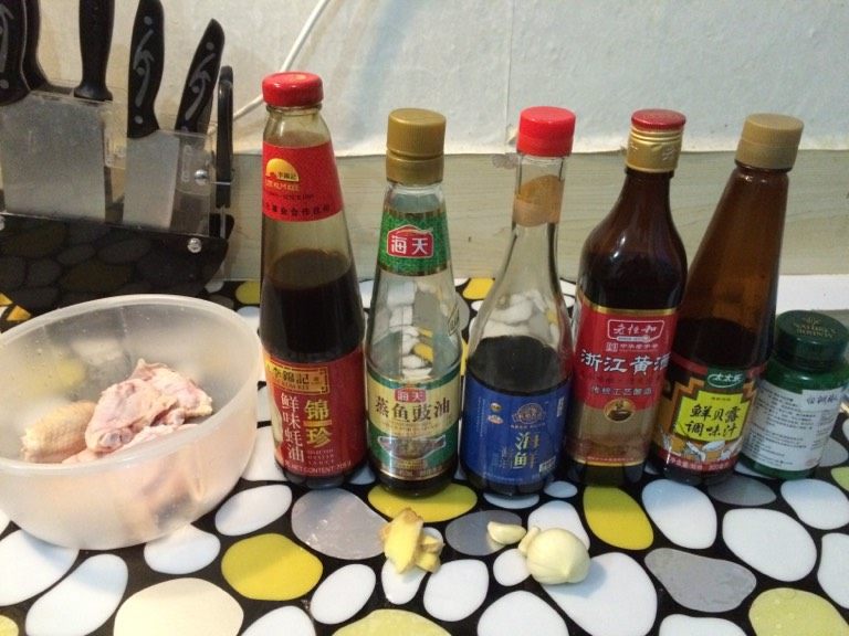 锡纸鸡翅,将调料和鸡翅拌匀腌制30分钟,颜色浅,可以点几滴老抽。