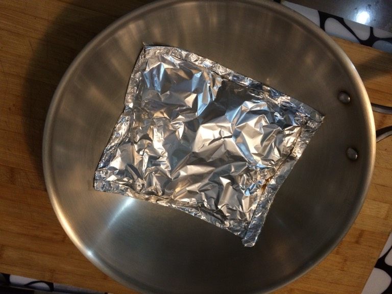 锡纸鸡翅,将包好的鸡翅放入神锅中,盖盖,开火,最小火20分钟。关火焖2分钟。
