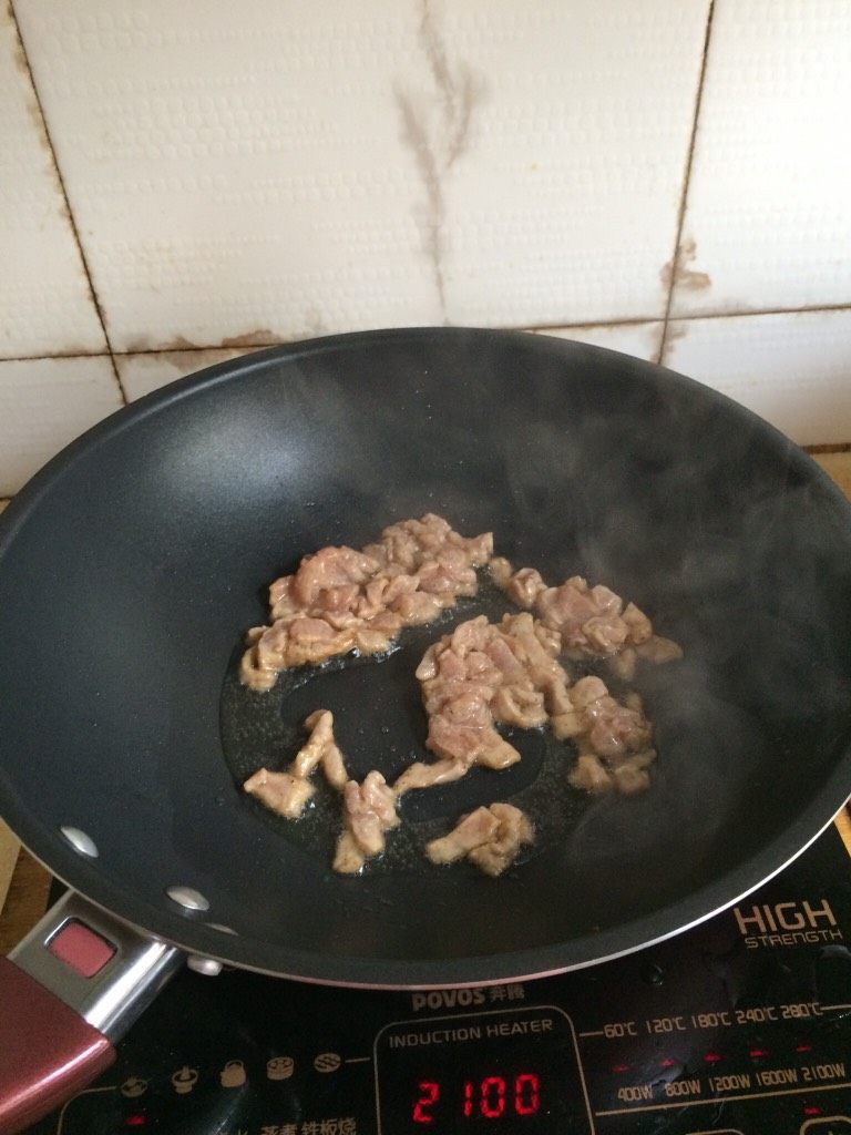 豌豆米炒肉丝,热锅里倒入油，放入肉丝爆炒