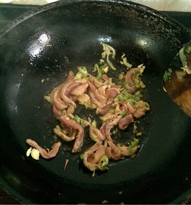 炒三"思"(丝),如图,用猪油爆香青蒜白后,倒入肉丝炒至变色盛出