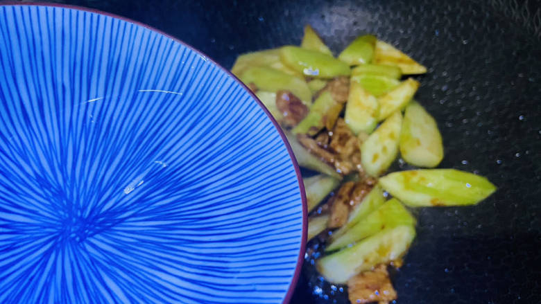丝瓜肉片,加入适量热水,盖上锅盖焖煮熟即可