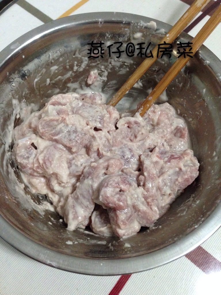 荔枝肉,如图<a style='color:red;display:inline-block;' href='/shicai/ 429'>瘦肉</a>洗净切条，加入盐，<a style='color:red;display:inline-block;' href='/shicai/ 744'>五香粉</a>，<a style='color:red;display:inline-block;' href='/shicai/ 2591'>地瓜粉</a>，搅拌均匀，腌制30分钟。