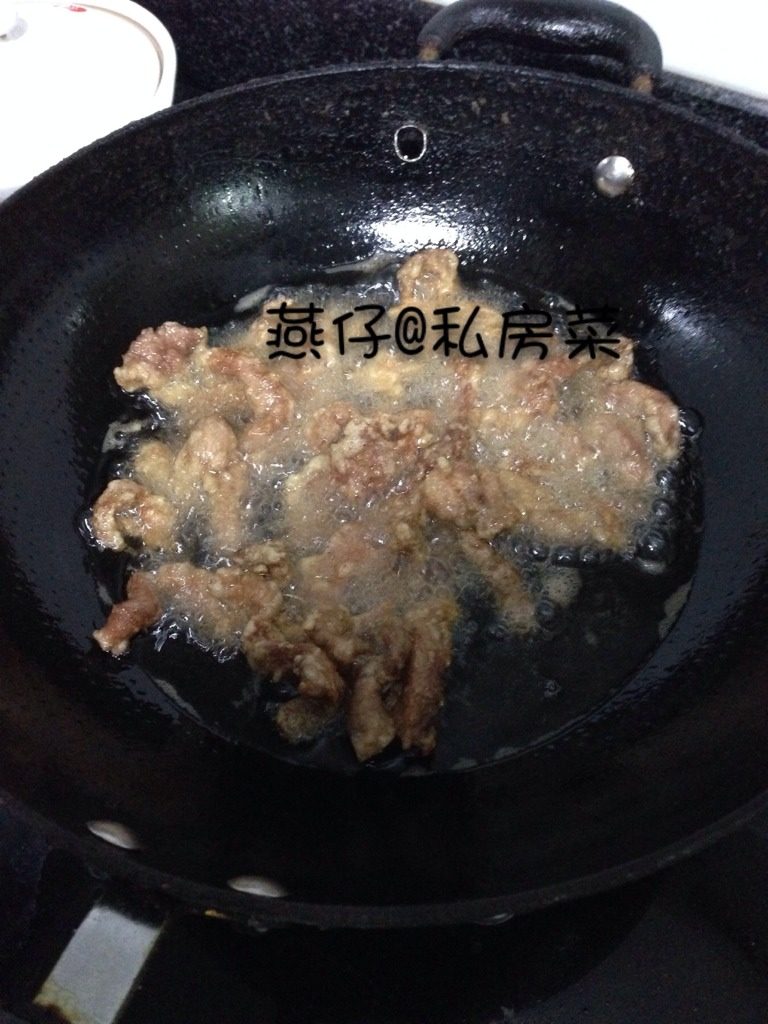 荔枝肉,如图锅里热油,把瘦肉下锅油炸至金黄色捞出。
