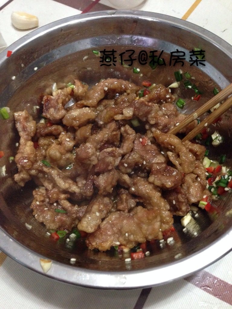 荔枝肉,如图倒入油炸好的瘦肉，搅拌均匀，即可。