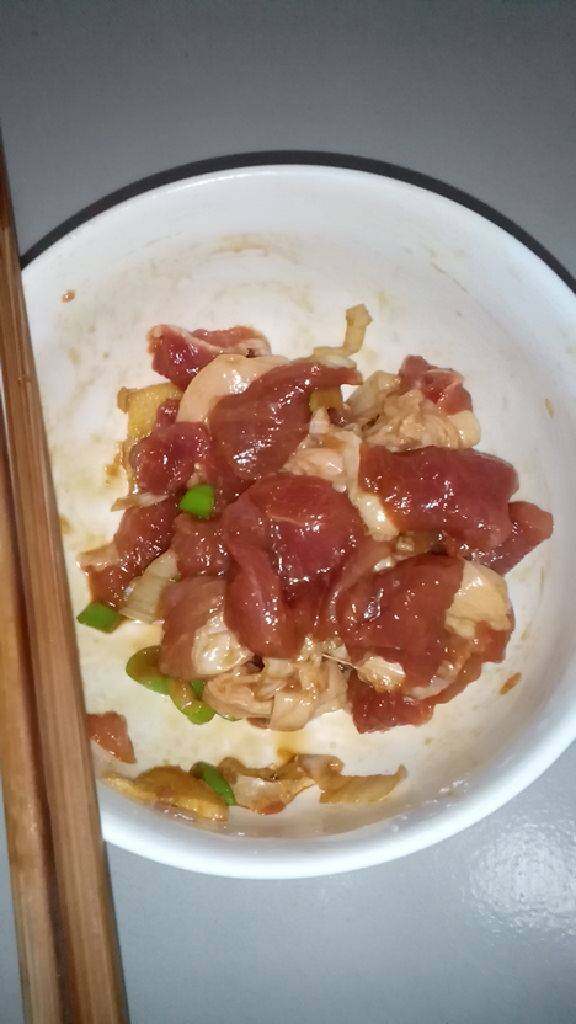 肉片炒蘑菇,肉切片，放葱花姜片，加<a style='color:red;display:inline-block;' href='/shicai/ 788'>生抽</a>一勺，淀粉少许抓匀腌制。