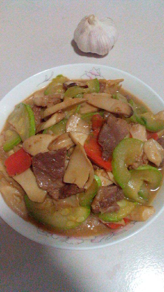 肉片炒蘑菇,锅加油，小火烧热，放肉片划开，炒香后放蘑菇胡萝卜中火翻炒三分钟，再放西葫芦炒两分钟，放盐，生抽一勺，翻炒均匀，最后撒蒜末，出香味，关火，盛盘即可！