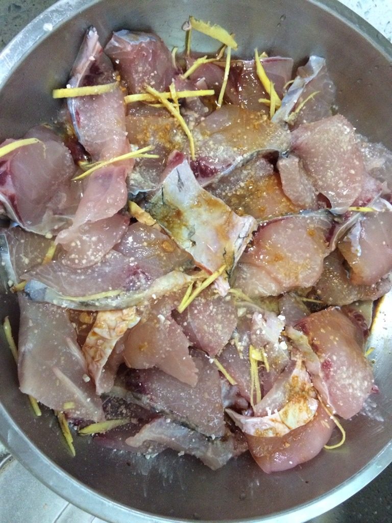 酸汤鱼,如图脆肉脘切薄片,并且放个蛋清,油,盐,酱油均匀搅拌后待用。