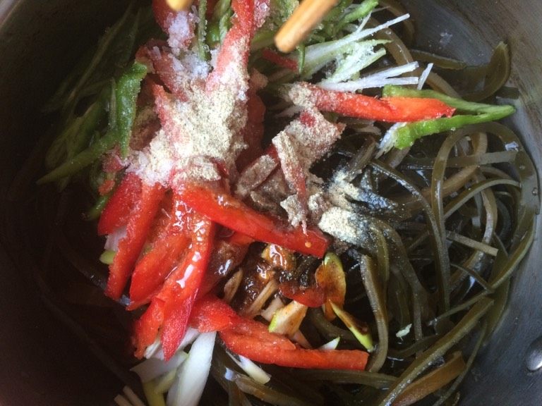 凉拌海带丝,依次调入食盐，白糖，白胡椒粉，陈醋，花椒油，红油，香油拌均即可。