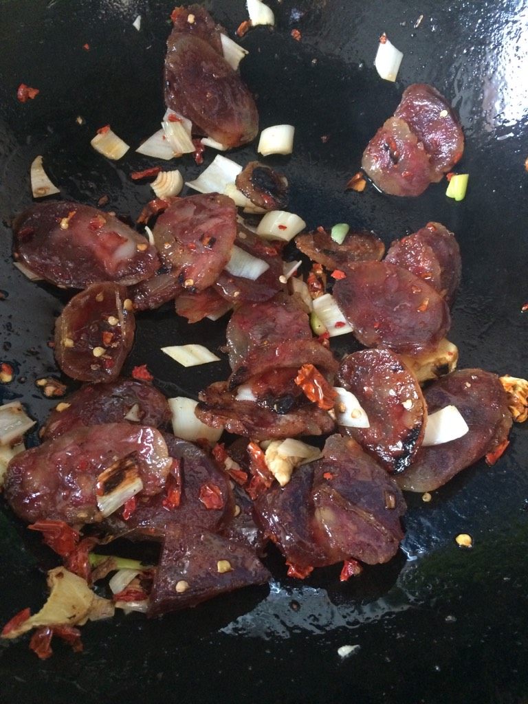 芹菜炒腊肠,如图腊肠卷边，油脂炒出下葱姜辣椒碎，滴几滴生抽