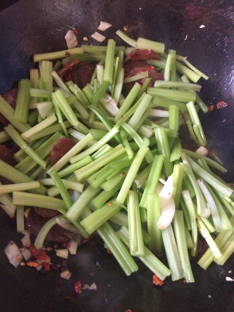 芹菜炒腊肠,如图待炒出香味后倒入<a style='color:red;display:inline-block;' href='/shicai/ 29'>洋葱</a>丝和<a style='color:red;display:inline-block;' href='/shicai/ 125'>芹菜</a>段