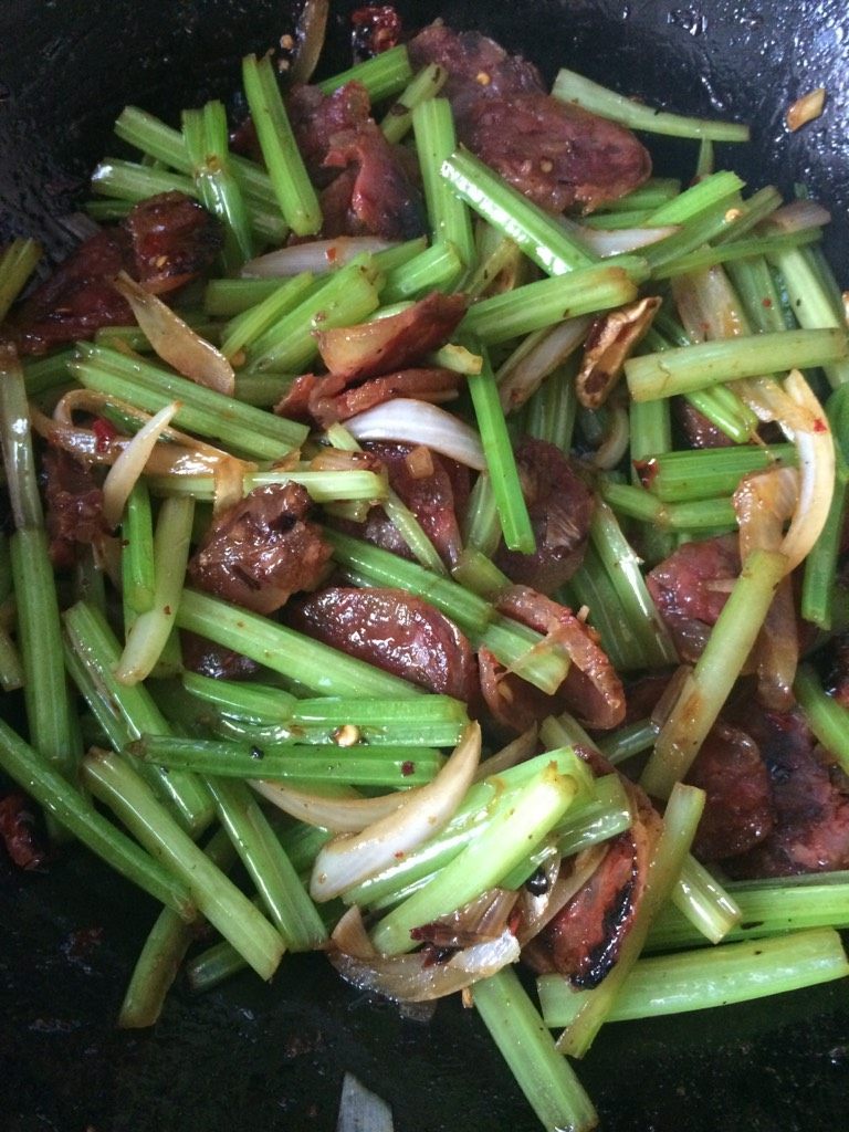 芹菜炒腊肠,如图翻炒均匀，调味可溜少许清水
