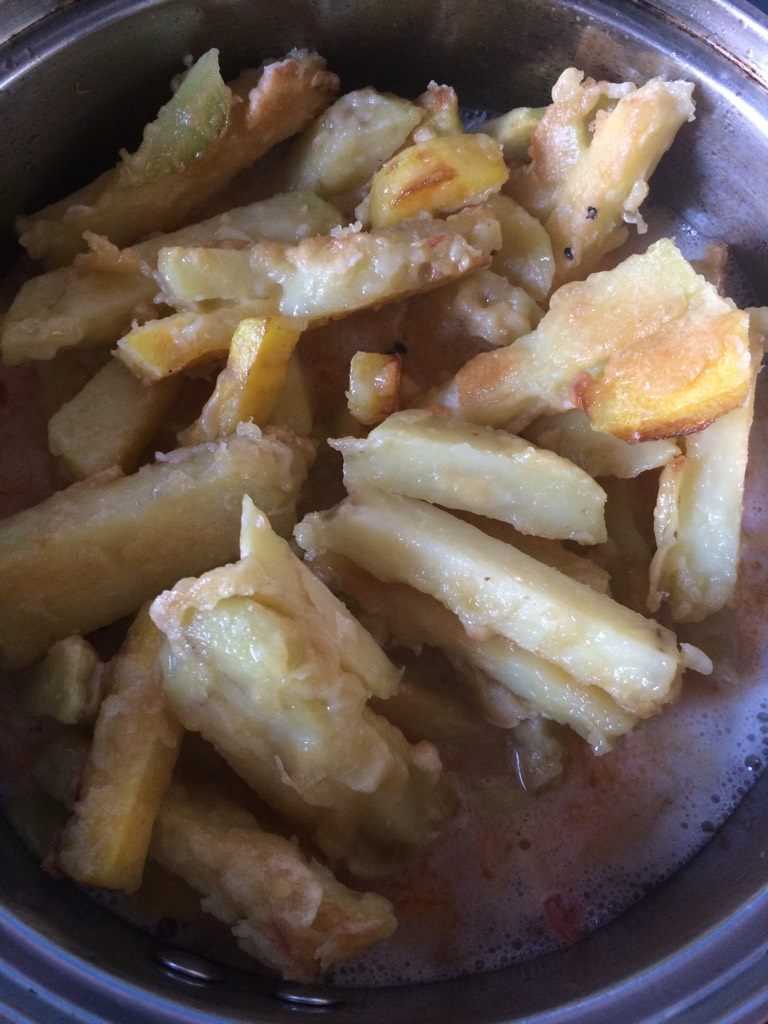 西红柿多面拖土豆条,炖熟,收汁后调味(加盐,糖),即可。