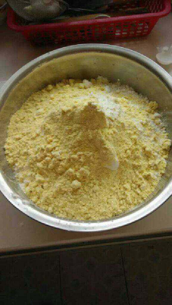 自制豆面馒头,再加适量温水揉均匀,