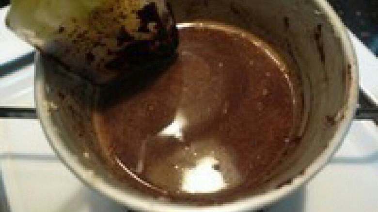 圣诞草莓心 圣诞树杯子蛋糕,融化以后就是香喷喷的巧克力牛 奶啦!趁热倒入“步骤二的盆里。