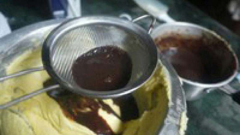 圣诞草莓心 圣诞树杯子蛋糕,建议筛入盆里,这样口感会比较细腻。