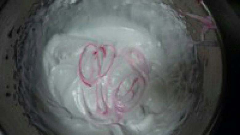 圣诞草莓心 圣诞树杯子蛋糕,70g<a style='color:red;display:inline-block;' href='/shicai/ 1117'>蛋白</a>分次加入70糖粉,隔80 度热水打发粘稠。