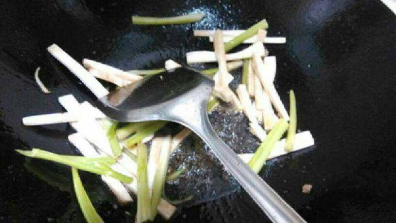 西芹杏鲍菇炒牛肉,再放入芹菜和杏鲍菇翻炒