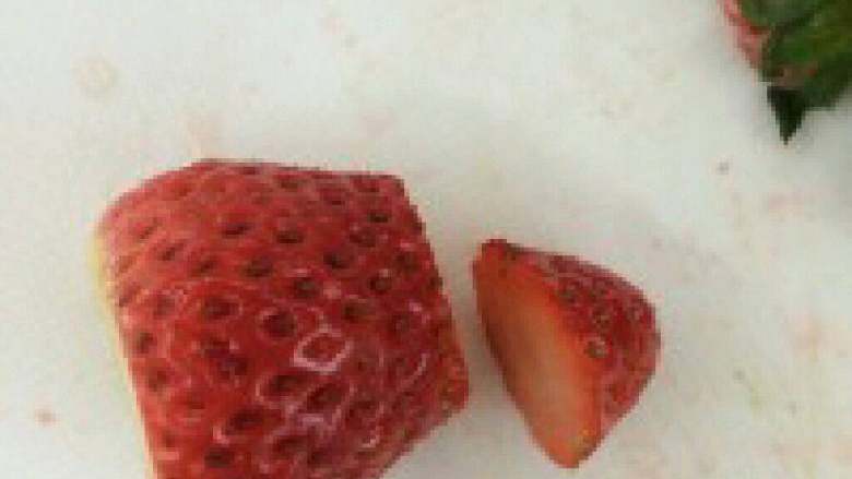 各种草莓圣诞雪人,<a style='color:red;display:inline-block;' href='/shicai/ 592'>草莓</a>洗干净,切掉头尾,头留着 备用。