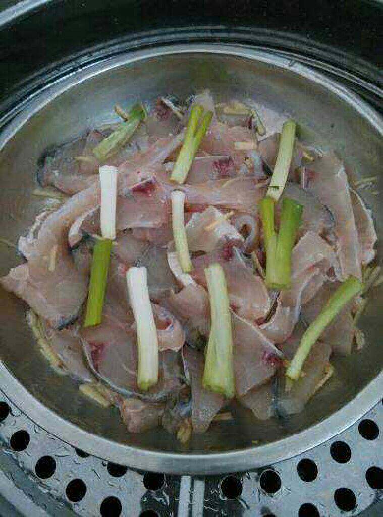 鸡蛋蒸鱼片,放蒸锅里，加点葱段蒸熟