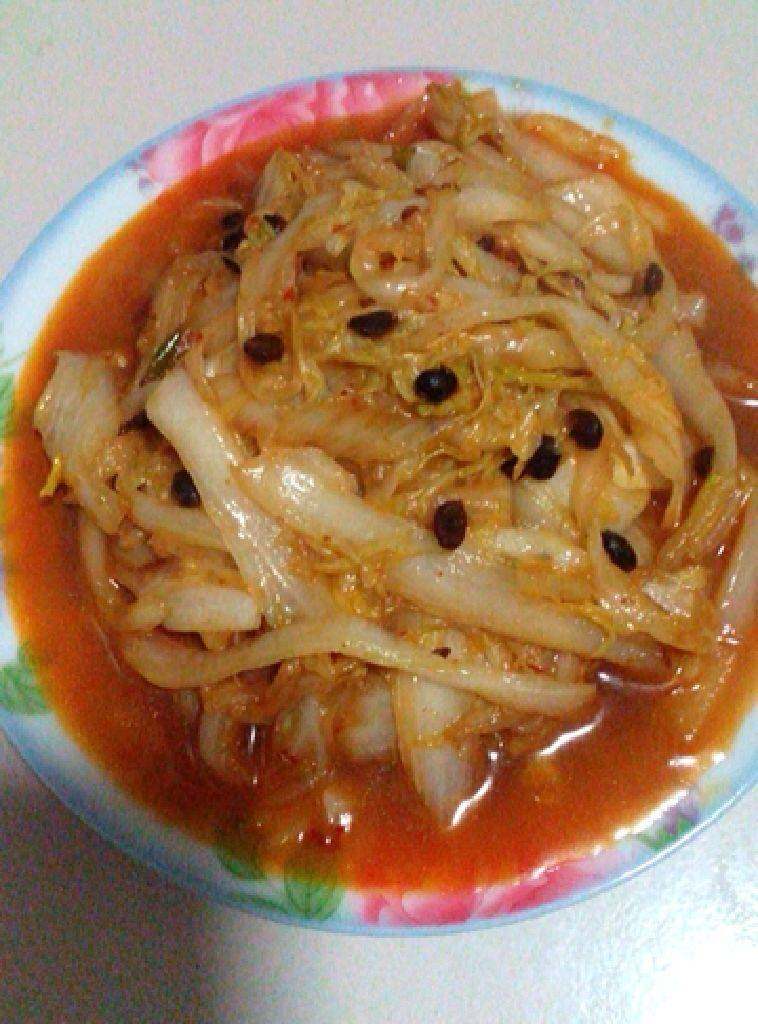 酸辣白菜,迅速翻炒均匀，关火，盛盘即可。