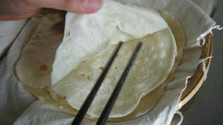 荷叶饼的做法,荷叶饼的家常做法,16. 取出的饼,从旁边快速揭开,小心烫手;