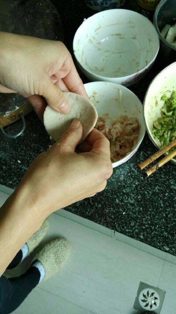 石城水饺(又名芋饺),用手做成小碗状,其间如会粘手就用手再粘些干粉。