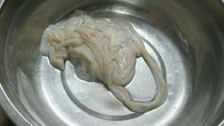 自制猪肉腊肠,4. 泡清水10分钟,将肠衣口对着水龙头往里灌水,既起到清洁作用,一会儿灌肠时也能更加顺畅
