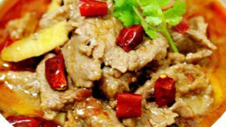 水煮牛肉,起锅的时候调入<a style='color:red;display:inline-block;' href='/shicai/ 756'>鸡精</a>、香油，然后撒上香菜喝<a style='color:red;display:inline-block;' href='/shicai/ 12043'>花椒粉</a>即可。


