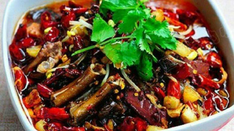 麻辣鲜香毛血旺,再将滚烫的热油及干椒,姜,蒜粒淋在食材表面即可上菜