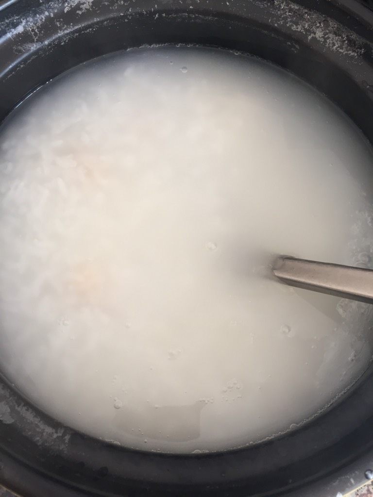 明虾鲍鱼粥,大米提前泡一个小时,锅里放入水,大米:水=6:1。锅里烧开水放大米中火煮十分钟改小火,加入干贝。煮到米汤粘稠