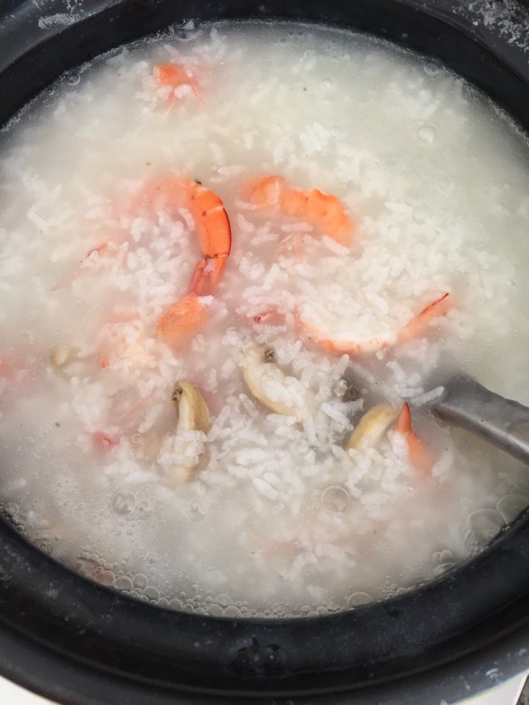 明虾鲍鱼粥,待粥煮到差不多了,加入鲍鱼 明虾,煮一分钟加入适量调味料