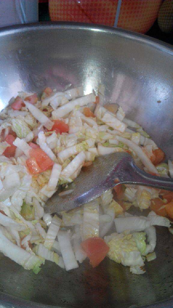 西红柿白菜豆腐面,油热后先放<a style='color:red;display:inline-block;' href='/shicai/ 3551'>西红柿</a>，再放<a style='color:red;display:inline-block;' href='/shicai/ 114'>白菜</a>炒至<a style='color:red;display:inline-block;' href='/shicai/ 114'>白菜</a>变软