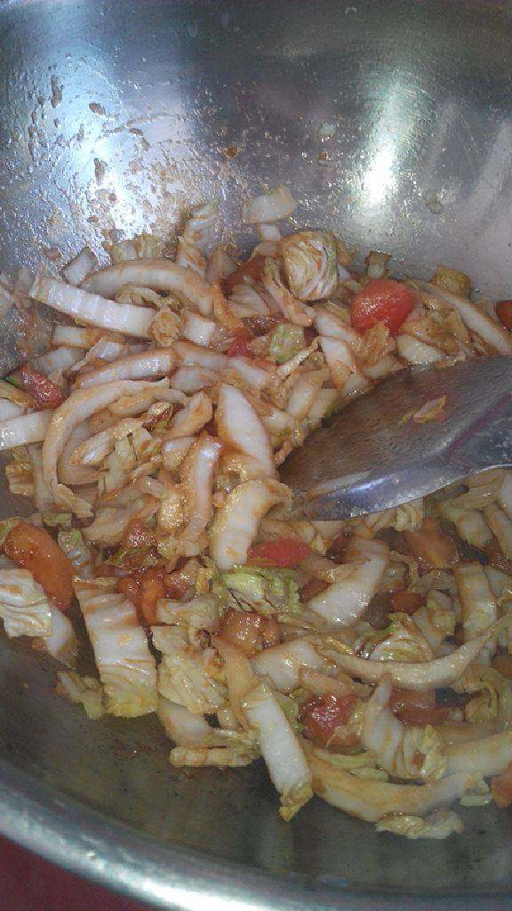 西红柿白菜豆腐面,放入老抽增加色泽和味道