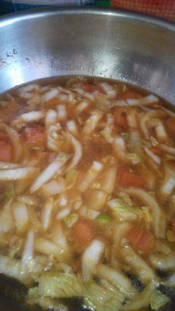 西红柿白菜豆腐面,加入适量的水