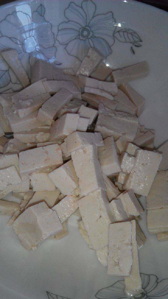 西红柿白菜豆腐面,等水来的时间里把<a style='color:red;display:inline-block;' href='/shicai/ 465'>豆腐</a>切好备用