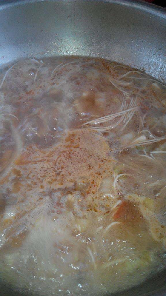 西红柿白菜豆腐面,水开后放入豆腐稍煮片刻下入面条加入适量盐