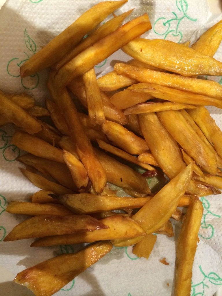 香煎牛排,锅中入油,将土豆炸制金黄,出锅后用吸油纸吸油,撒上<a style='color:red;display:inline-block;' href='/shicai/ 704'>椒盐</a>